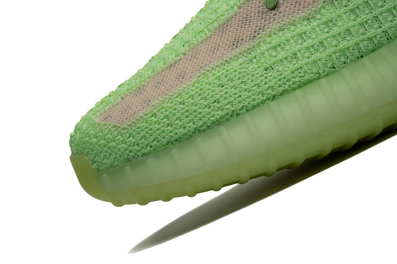 Les Adidas Yeezy 350 Boost V2 Mono Mist Femme , entre Adidas et Kanye West, sont emblématiques pour leur design innovant et leur confort inégalé.