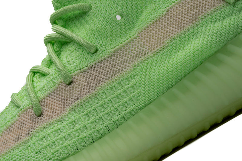Les Adidas Yeezy 350 Boost V2 Mono Mist Femme , entre Adidas et Kanye West, sont emblématiques pour leur design innovant et leur confort inégalé.