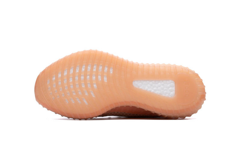 Les Adidas Yeezy 350 Boost V2 Mono Mist Femme , entre Adidas et Kanye West, sont emblématiques pour leur design innovant et leur confort inégalé.