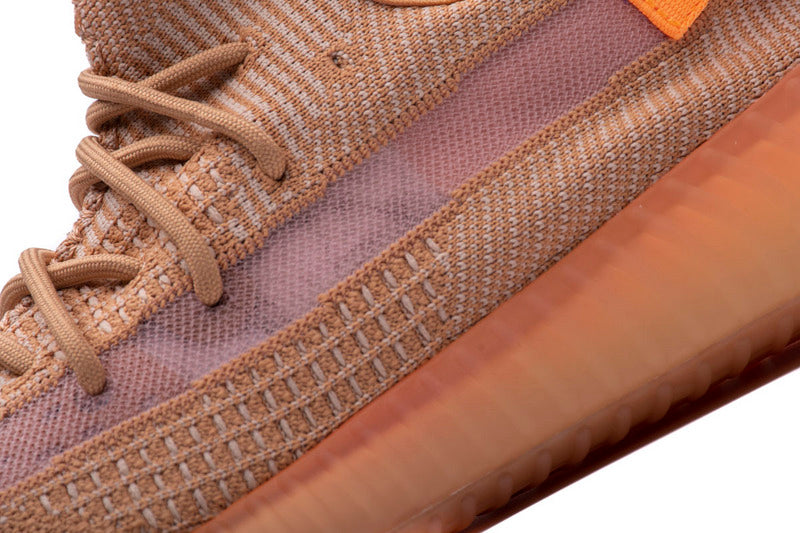 Les Adidas Yeezy 350 Boost V2 Mono Mist Femme , entre Adidas et Kanye West, sont emblématiques pour leur design innovant et leur confort inégalé.
