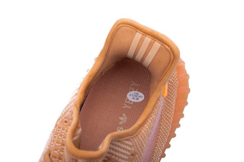 Les Adidas Yeezy 350 Boost V2 Mono Mist Femme , entre Adidas et Kanye West, sont emblématiques pour leur design innovant et leur confort inégalé.