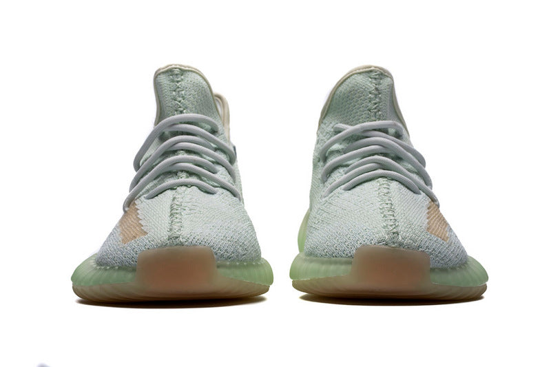 Les Adidas Yeezy 350 Boost V2 Mono Mist Femme , entre Adidas et Kanye West, sont emblématiques pour leur design innovant et leur confort inégalé.