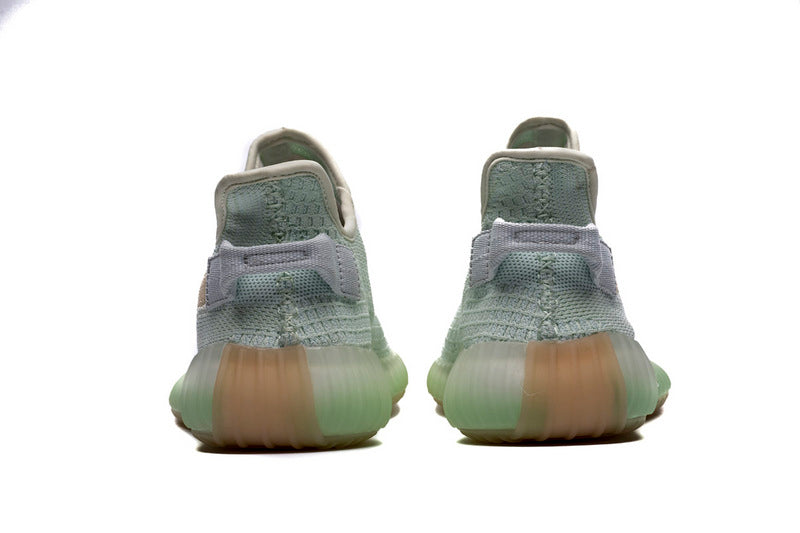 Les Adidas Yeezy 350 Boost V2 Mono Mist Femme , entre Adidas et Kanye West, sont emblématiques pour leur design innovant et leur confort inégalé.