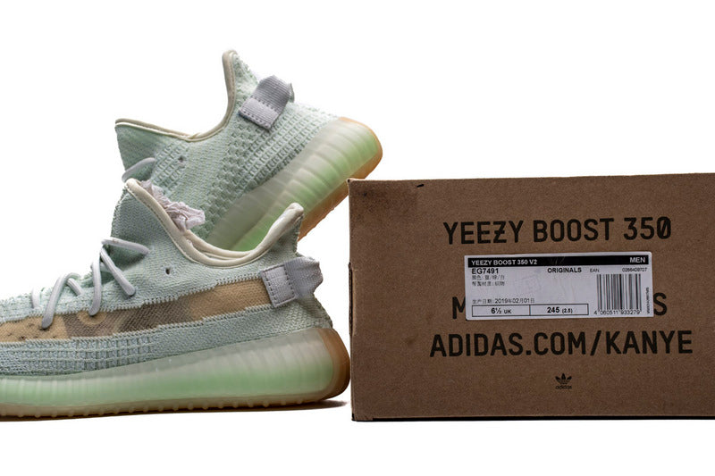 Les Adidas Yeezy 350 Boost V2 Mono Mist Femme , entre Adidas et Kanye West, sont emblématiques pour leur design innovant et leur confort inégalé.