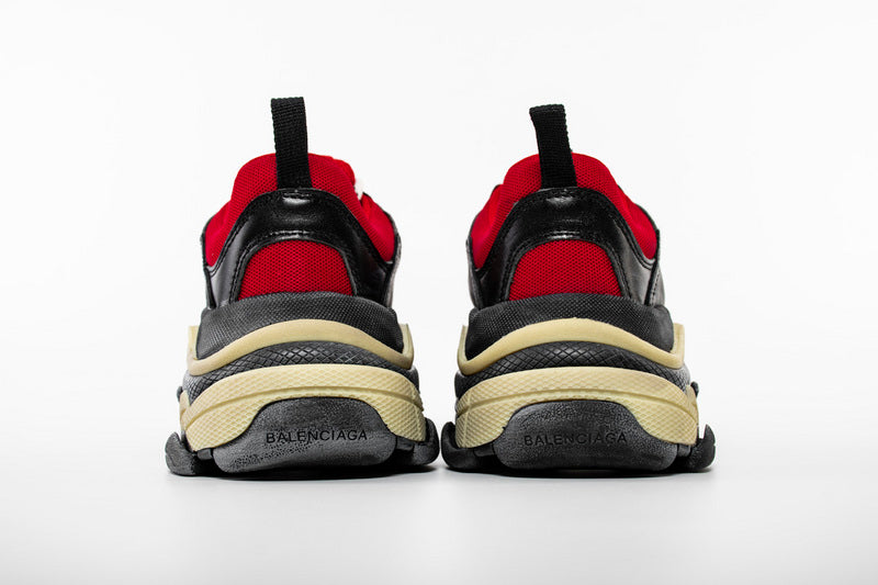 les sneakers Balenciaga Triple S "Beige Green Yellow" Femme sont un témoignage de l'engagement de Balenciaga à combiner style et innovation.