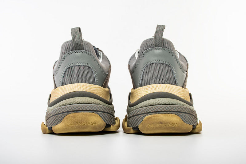 les sneakers Balenciaga Triple S "Beige Green Yellow" Femme sont un témoignage de l'engagement de Balenciaga à combiner style et innovation.