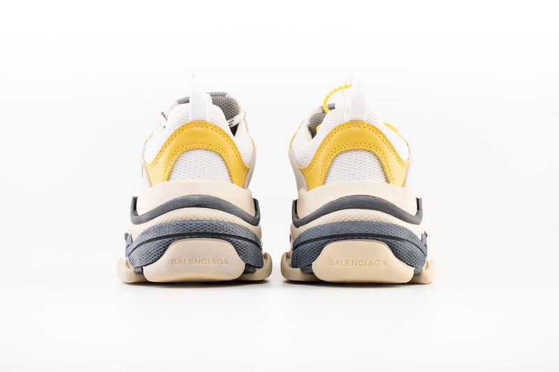 les sneakers Balenciaga Triple S "Beige Green Yellow" Femme sont un témoignage de l'engagement de Balenciaga à combiner style et innovation.