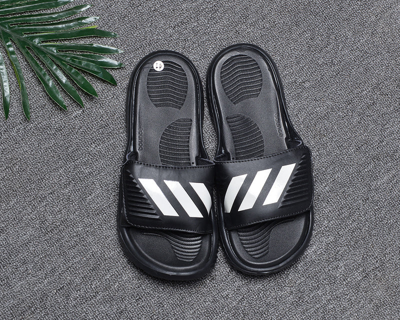 Les sandales claquettes Adidas sont un incontournable pour ceux qui recherchent un mélange parfait entre confort et style décontracté.