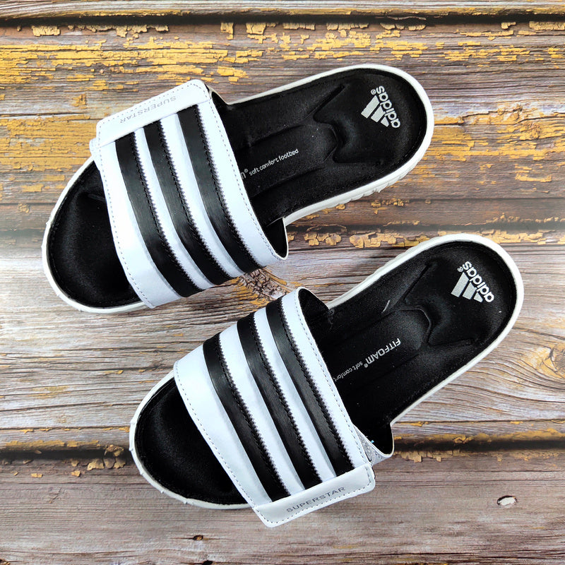 Les sandales claquettes Adidas sont un incontournable pour ceux qui recherchent un mélange parfait entre confort et style décontracté.