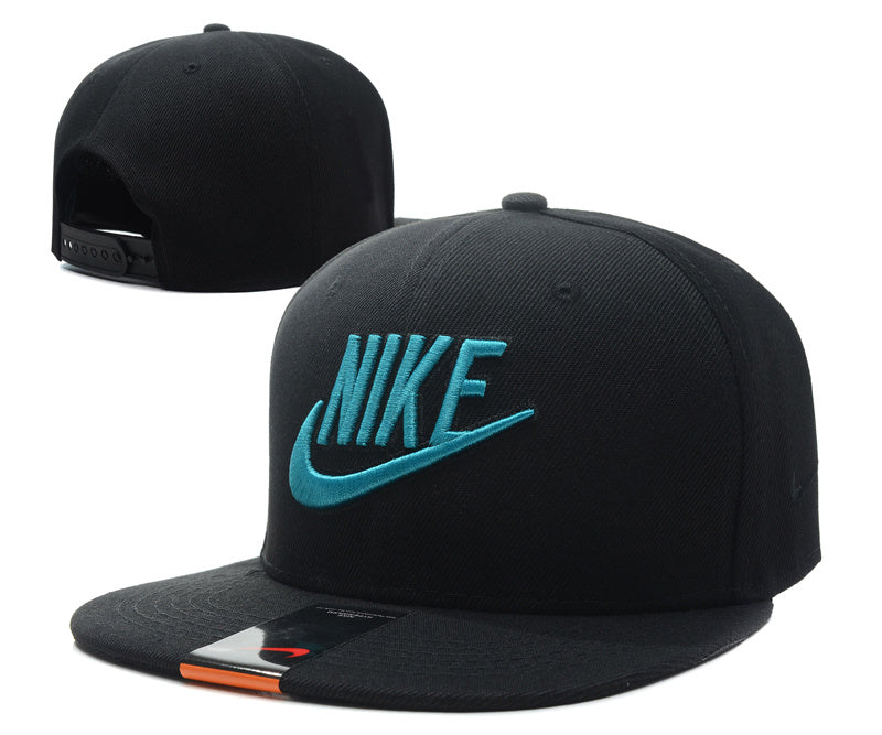 Les casquettes snapback Nike combinent parfaitement un design moderne et une fonctionnalité optimale, idéales pour un look sportif et urbain.