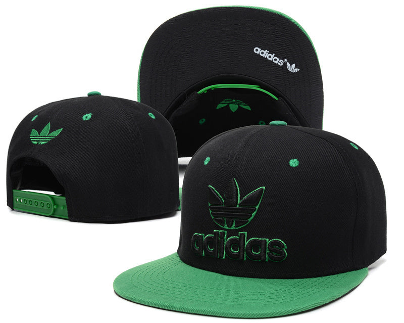 Les casquettes snapback adidas combinent parfaitement un design moderne et une fonctionnalité optimale, idéales pour un look sportif et urbain.