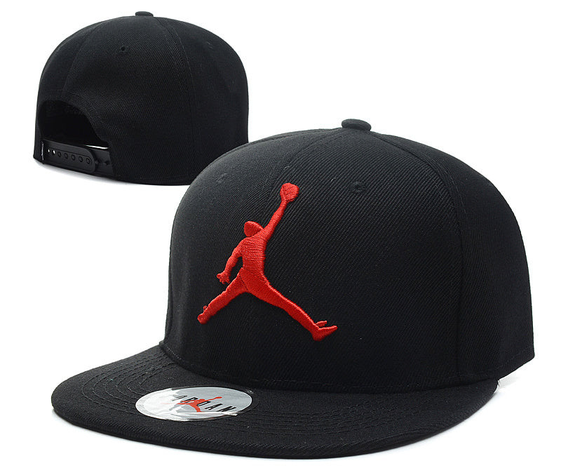 Les casquettes air Jordan incarnent l’héritage de la légende Michael Jordan, offrant un mélange parfait entre performance et style urbain.