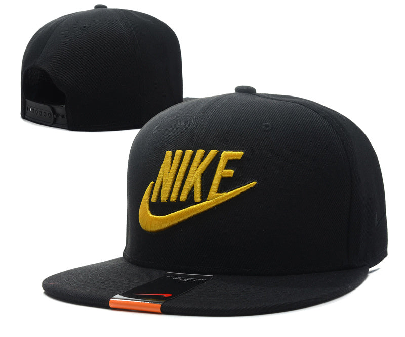 Les casquettes snapback Nike combinent parfaitement un design moderne et une fonctionnalité optimale, idéales pour un look sportif et urbain.