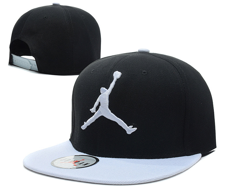 Les casquettes air Jordan incarnent l’héritage de la légende Michael Jordan, offrant un mélange parfait entre performance et style urbain.