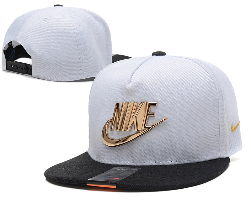 Les casquettes snapback Nike combinent parfaitement un design moderne et une fonctionnalité optimale, idéales pour un look sportif et urbain.