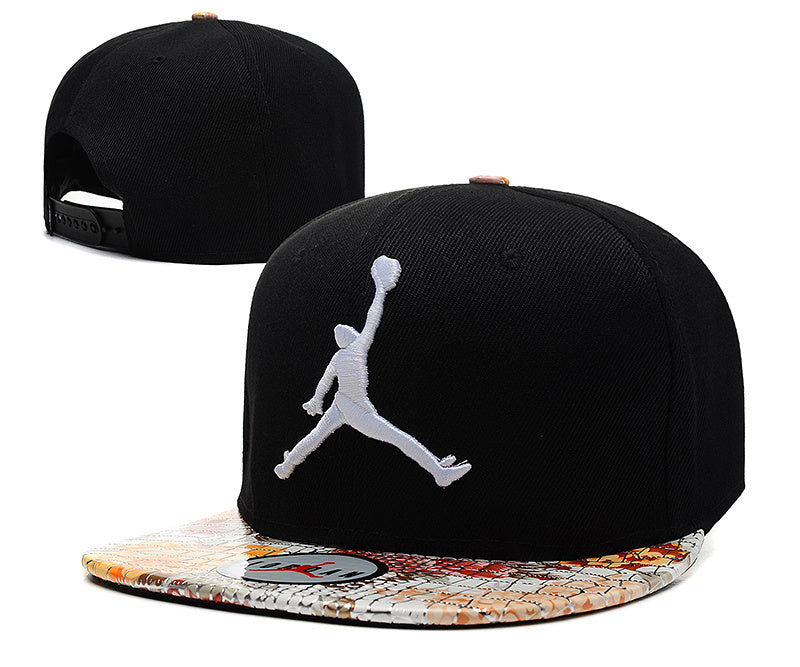 Les casquettes air Jordan incarnent l’héritage de la légende Michael Jordan, offrant un mélange parfait entre performance et style urbain.