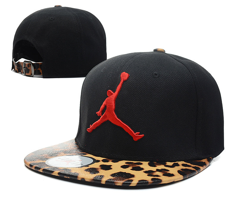 Les casquettes air Jordan incarnent l’héritage de la légende Michael Jordan, offrant un mélange parfait entre performance et style urbain.