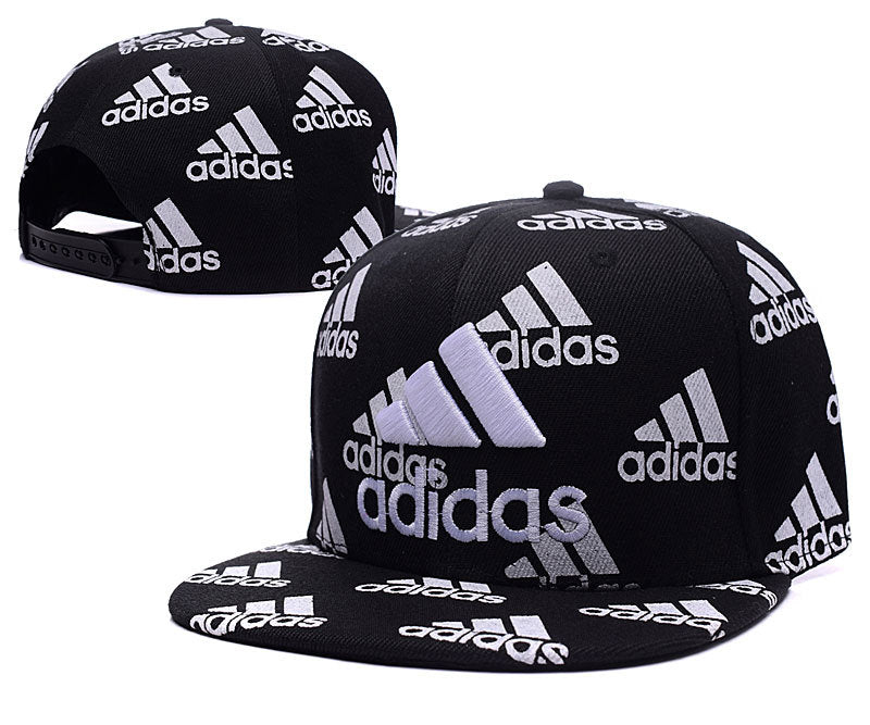 Les casquettes snapback adidas combinent parfaitement un design moderne et une fonctionnalité optimale, idéales pour un look sportif et urbain.