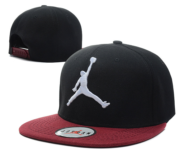 Les casquettes air Jordan incarnent l’héritage de la légende Michael Jordan, offrant un mélange parfait entre performance et style urbain.