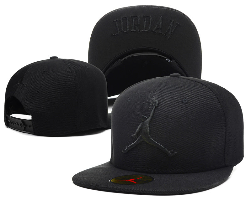 Les casquettes air Jordan incarnent l’héritage de la légende Michael Jordan, offrant un mélange parfait entre performance et style urbain.