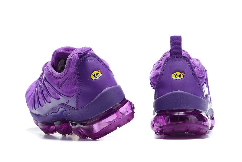 Les Nike Air Vapormax Plus TN Femme incarnent une fusion audacieuse entre l’héritage des baskets TN des années 90 et l’innovation moderne de la technologie Vapormax.
