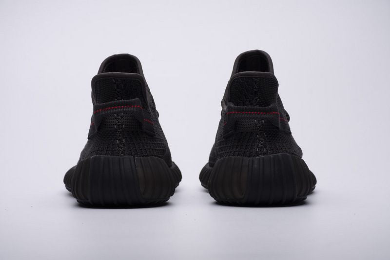 Les Adidas Yeezy 350 Boost V2 Mono Mist Femme , entre Adidas et Kanye West, sont emblématiques pour leur design innovant et leur confort inégalé.