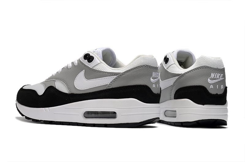 Les baskets Nike Air Max 1 Femme incarnent l’héritage emblématique de la marque Nike, combinant un design intemporel avec des touches modernes.