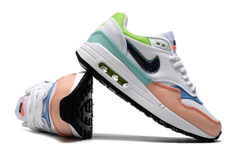 Les baskets Nike Air Max 1 Femme incarnent l’héritage emblématique de la marque Nike, combinant un design intemporel avec des touches modernes.