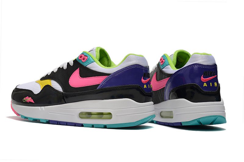 Les baskets Nike Air Max 1 Femme incarnent l’héritage emblématique de la marque Nike, combinant un design intemporel avec des touches modernes.