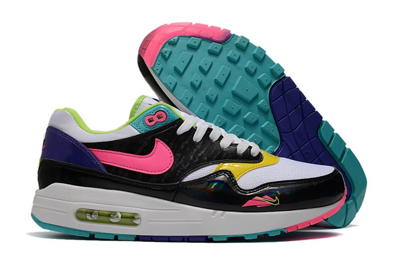 Les baskets Nike Air Max 1 Femme incarnent l’héritage emblématique de la marque Nike, combinant un design intemporel avec des touches modernes.
