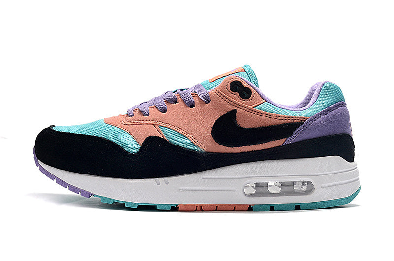 Les baskets Nike Air Max 1 Femme incarnent l’héritage emblématique de la marque Nike, combinant un design intemporel avec des touches modernes.
