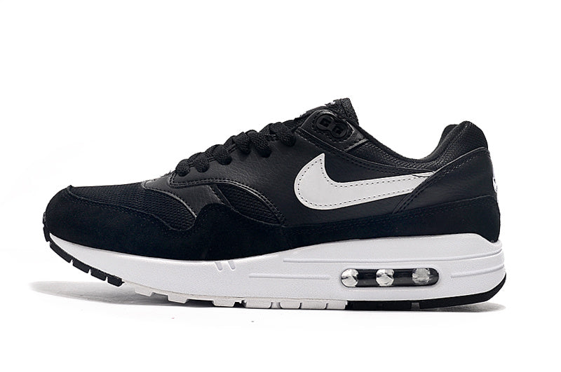 Les baskets Nike Air Max 1 Femme incarnent l’héritage emblématique de la marque Nike, combinant un design intemporel avec des touches modernes.