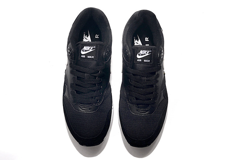 Les baskets Nike Air Max 1 Femme incarnent l’héritage emblématique de la marque Nike, combinant un design intemporel avec des touches modernes.