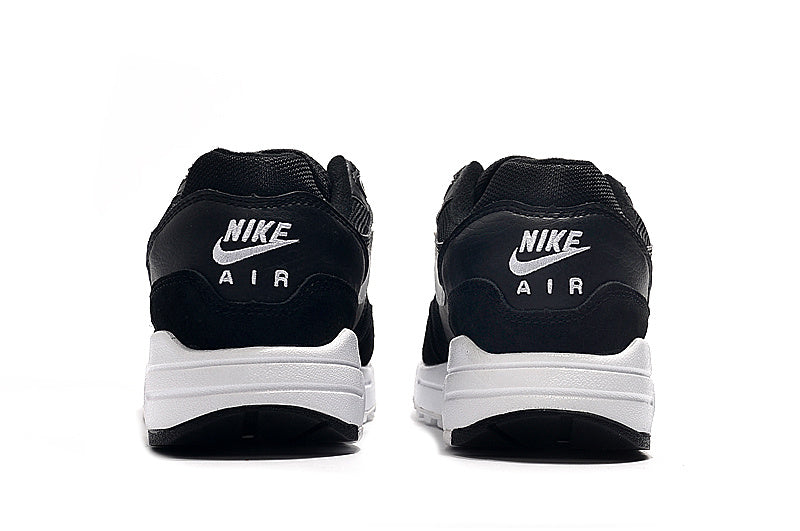 Les baskets Nike Air Max 1 Femme incarnent l’héritage emblématique de la marque Nike, combinant un design intemporel avec des touches modernes.