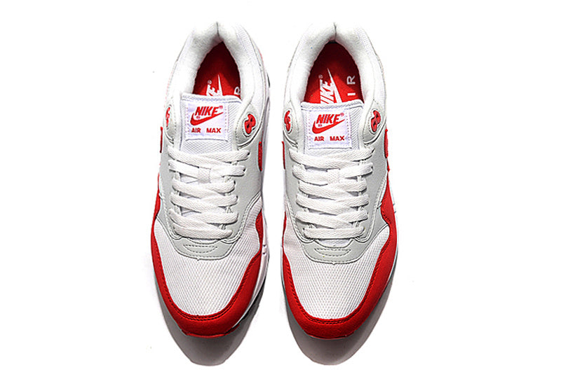 Les baskets Nike Air Max 1 Femme incarnent l’héritage emblématique de la marque Nike, combinant un design intemporel avec des touches modernes.