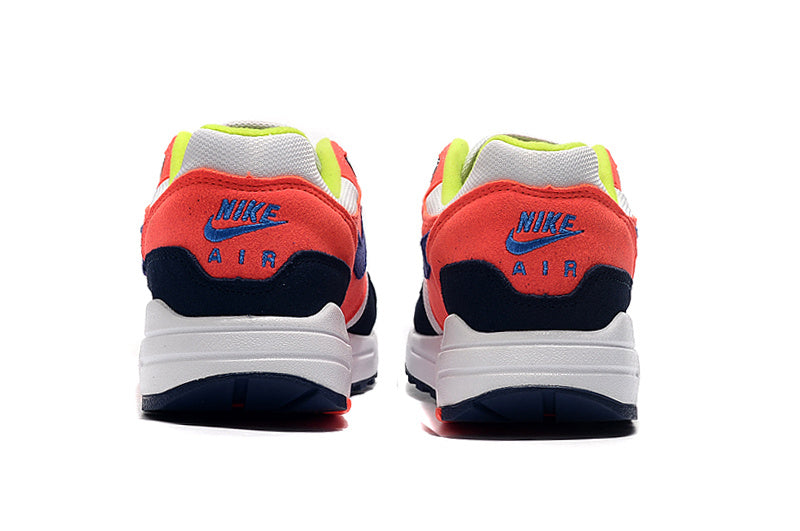 Les baskets Nike Air Max 1 Femme incarnent l’héritage emblématique de la marque Nike, combinant un design intemporel avec des touches modernes.