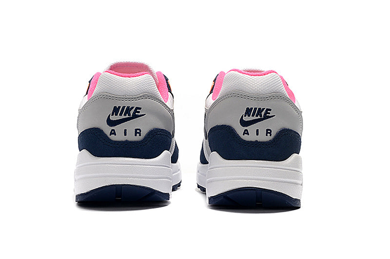 Les baskets Nike Air Max 1 Femme incarnent l’héritage emblématique de la marque Nike, combinant un design intemporel avec des touches modernes.