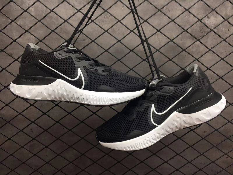 Les baskets Nike Renew Run Black Femme sont un témoignage de l'engagement de Nike à combiner style et innovation.