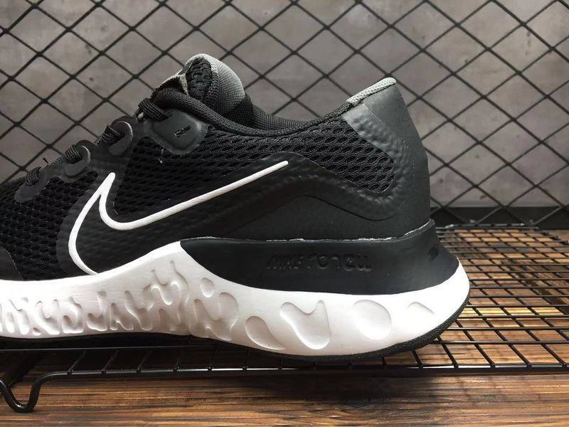 Les baskets Nike Renew Run Black Femme sont un témoignage de l'engagement de Nike à combiner style et innovation.