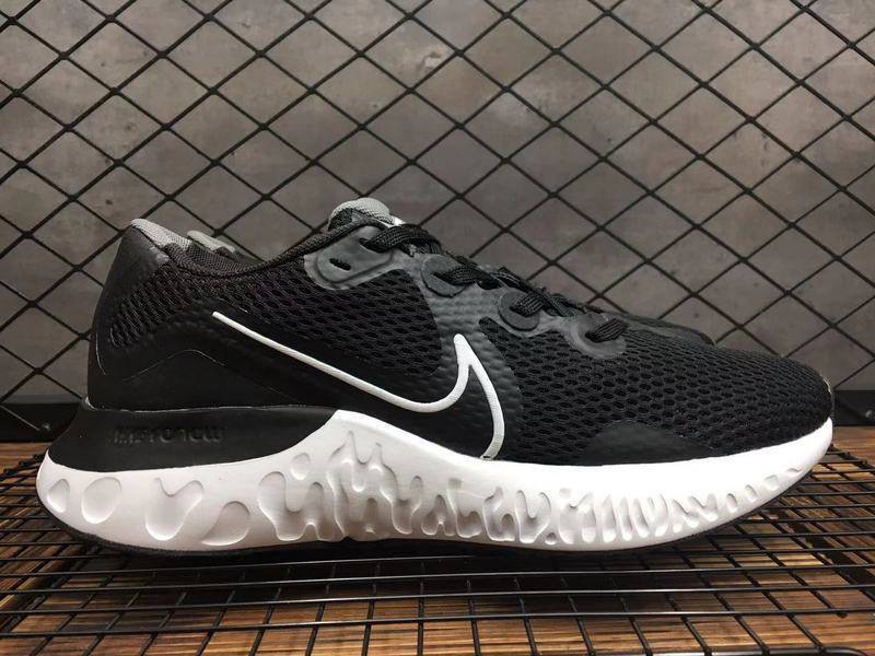 Les baskets Nike Renew Run Black Femme sont un témoignage de l'engagement de Nike à combiner style et innovation.