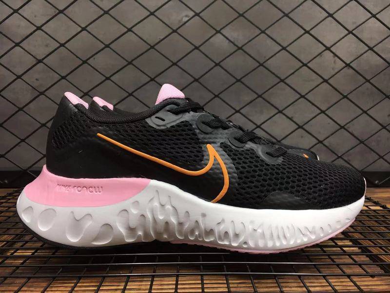 Les baskets Nike Renew Run Black Femme sont un témoignage de l'engagement de Nike à combiner style et innovation.