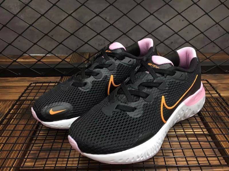 Les baskets Nike Renew Run Black Femme sont un témoignage de l'engagement de Nike à combiner style et innovation.