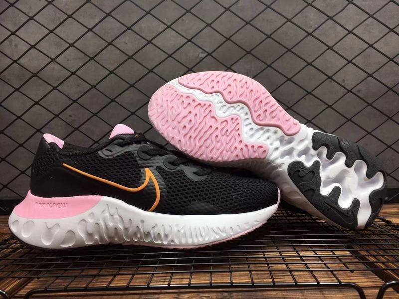 Les baskets Nike Renew Run Black Femme sont un témoignage de l'engagement de Nike à combiner style et innovation.