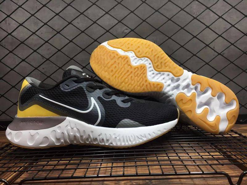 Les baskets Nike Renew Run Black Femme sont un témoignage de l'engagement de Nike à combiner style et innovation.