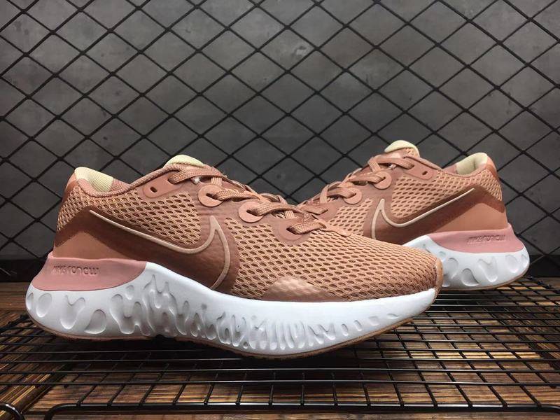 Les baskets Nike Renew Run Black Femme sont un témoignage de l'engagement de Nike à combiner style et innovation.