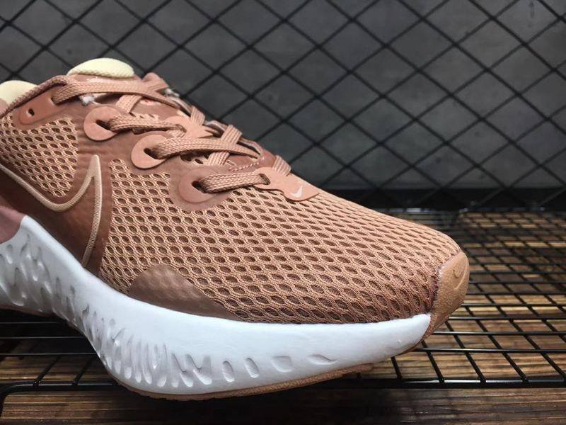 Les baskets Nike Renew Run Black Femme sont un témoignage de l'engagement de Nike à combiner style et innovation.