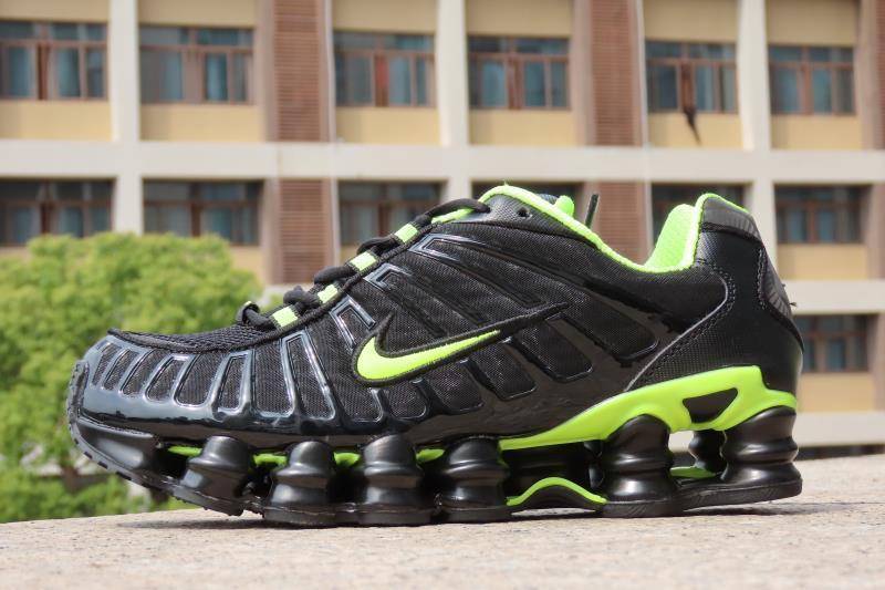 Le modèle baskets Nike Shox TL Femme illustre l’engagement de Nike pour l'innovation et le design avant-gardiste.