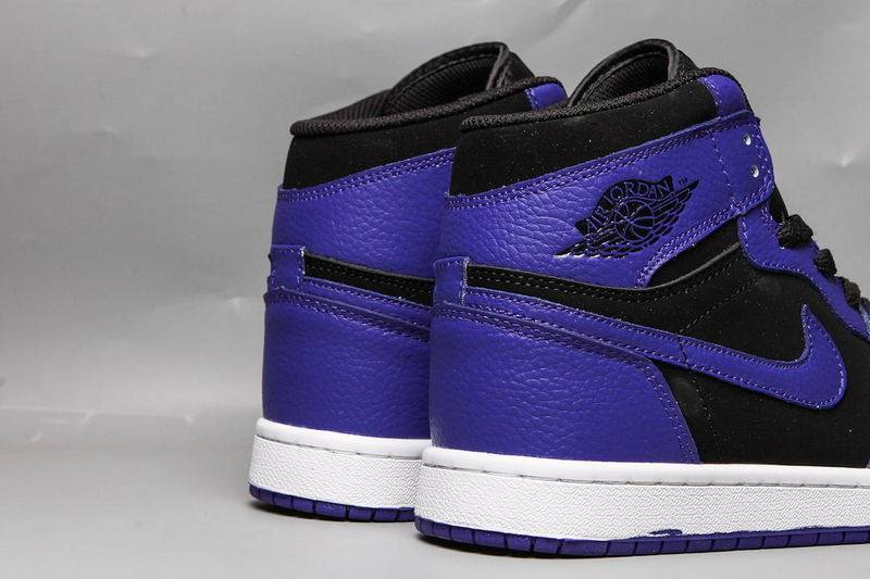 Les baskets Air Jordan 1 Mid "Purple/Black" Femme incarnent à la perfection l’héritage emblématique de la marque Jordan, combinant un style audacieux à un confort inégalé.