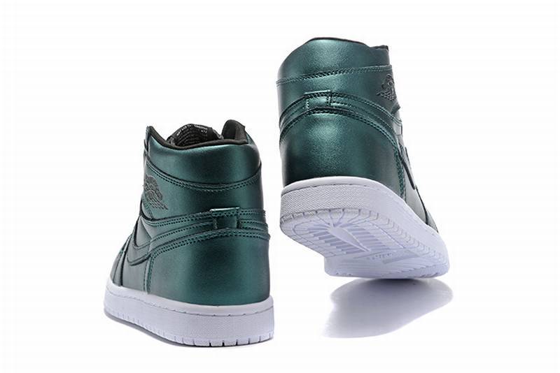 Les  baskets Air Jordan 1 Low "Topaz Mist (GS)" pour femmes offrent une esthétique élégante avec des nuances de Topaz Mist.