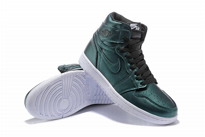 Les baskets Air Jordan 1 Low "Topaz Mist (GS)" pour femmes offrent une esthétique élégante avec des nuances de Topaz Mist.